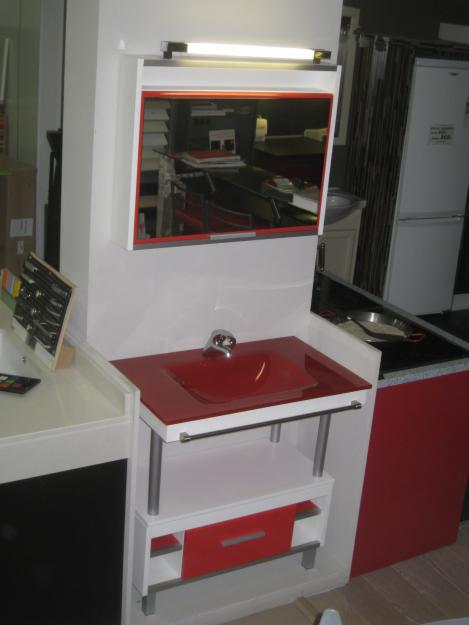 Mueble de baño rojo