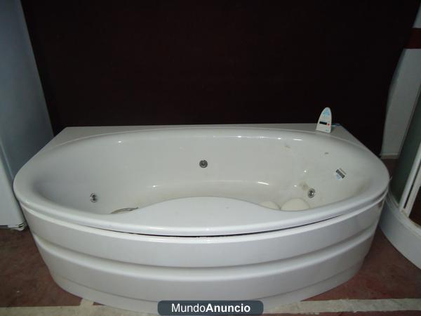 Bañera con hidromasaje y cabina de ducha