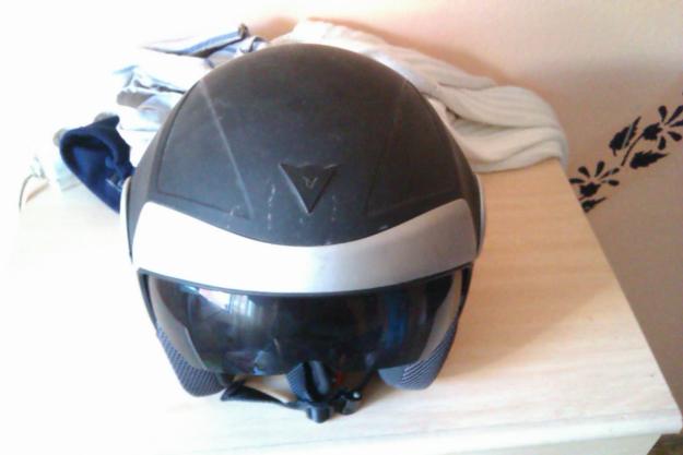 Se vende casco Dainese y regalo casco de chica