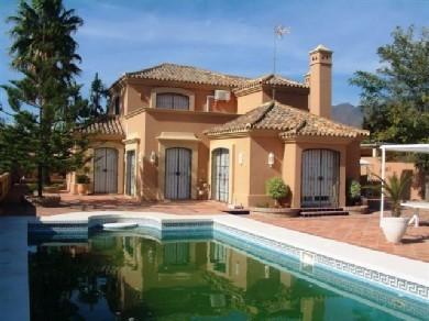 Chalet con 3 dormitorios se vende en Estepona, Costa del Sol