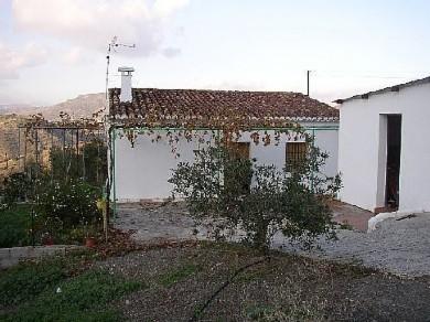 Chalet con 3 dormitorios se vende en Alora