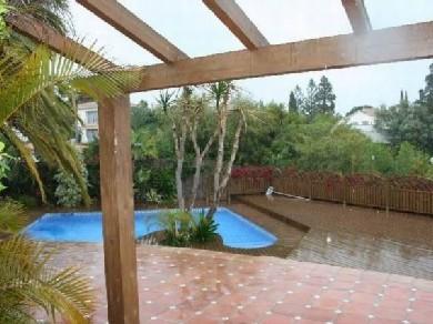 Chalet con 4 dormitorios se vende en Marbella, Costa del Sol