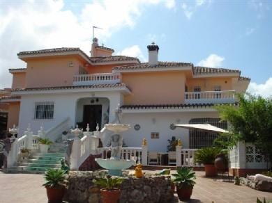 Chalet con 5 dormitorios se vende en Alhaurin el Grande