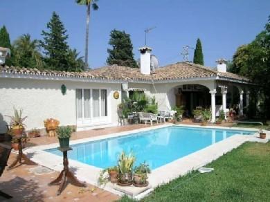 Chalet con 4 dormitorios se vende en Estepona, Costa del Sol