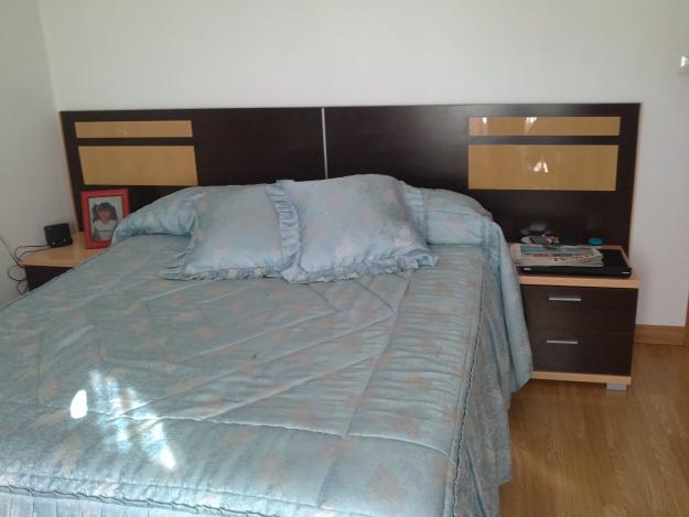 dormitorio matrimonial moderno y bien cuidado