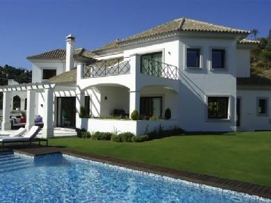 Chalet con 4 dormitorios se vende en Marbella, Costa del Sol