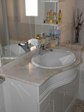 Mueble de lavabo blanco completo (sin grifo)