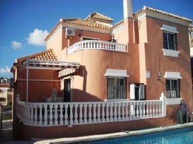 Chalet con 3 dormitorios se vende en Villamartin, Costa Blanca