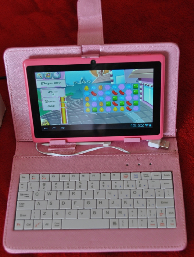 Tablet rosa con funda, teclado, cargador -nuevo