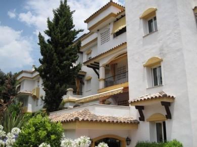 Apartamento con 3 dormitorios se vende en Marbella, Costa del Sol