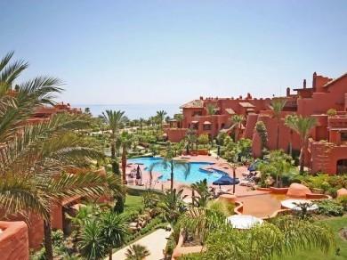 Apartamento con 3 dormitorios se vende en Marbella, Costa del Sol