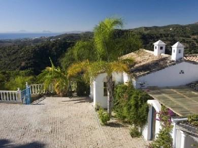 Chalet con 4 dormitorios se vende en Estepona, Costa del Sol