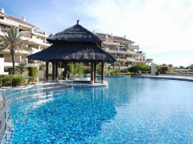 Apartamento con 3 dormitorios se vende en Marbella, Costa del Sol