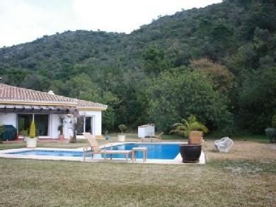 Chalet con 4 dormitorios se vende en Benahavis, Costa del Sol