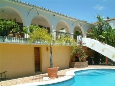 Chalet con 4 dormitorios se vende en Marbella, Costa del Sol