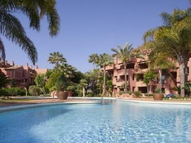 Apartamento con 2 dormitorios se vende en Marbella, Costa del Sol