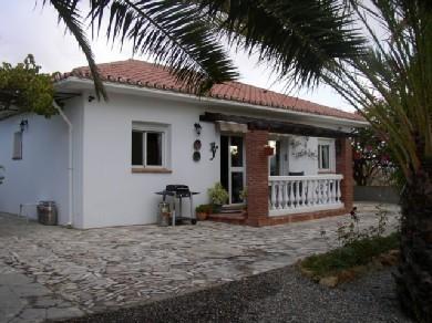 Chalet con 3 dormitorios se vende en Alora