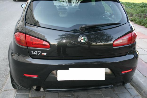 Se vende alfa romeo 147 1.9 jtd distinc 120cv 5 puertas negro con 70000 kilometros del 20