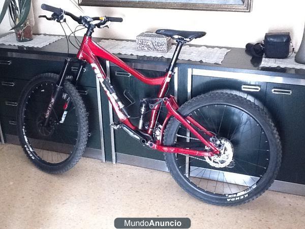 Bicicleta de montaña de descenso Giant 715€