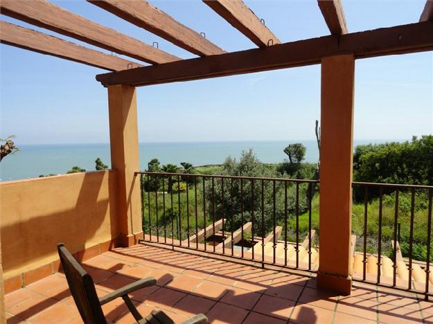 Apartamento con vistas frontal al mar en la zona de Alcaidesa, muy cerca del mar y campo de golf