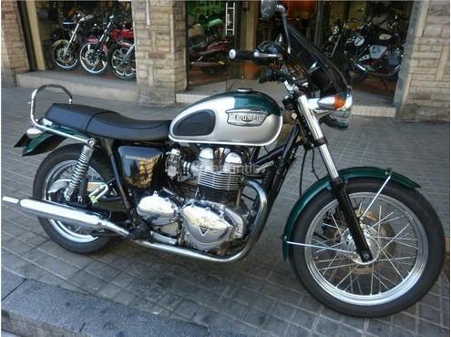 TRIUMPH BONNEVILLE 900