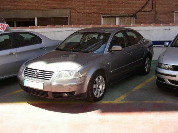 Venta de coche Volkswagen Passat 1.9 TDI Highline Tiptronic 130 Cv '03 en Madrid