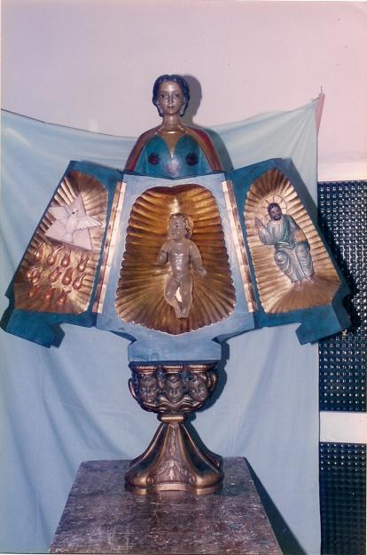 Virgen Abridera realizada en madera.