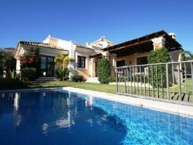 Chalet con 4 dormitorios se vende en Marbella, Costa del Sol