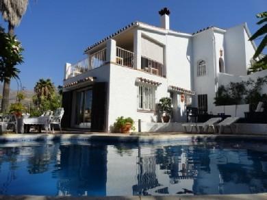 Chalet con 4 dormitorios se vende en Marbella, Costa del Sol