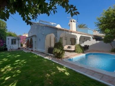 Chalet con 4 dormitorios se vende en Marbella, Costa del Sol