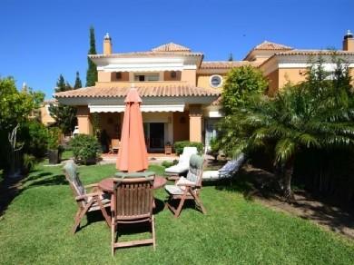 Chalet con 3 dormitorios se vende en Marbella, Costa del Sol