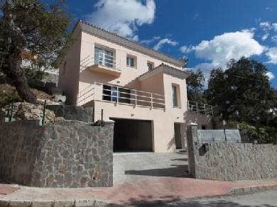 Chalet con 3 dormitorios se vende en Marbella, Costa del Sol