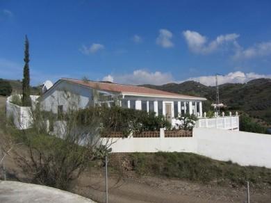 Chalet con 4 dormitorios se vende en Triana