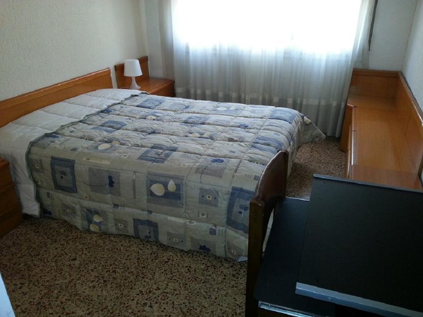 habitacion grande exterior muy bien amueblada 360 euros disponible desde HOY