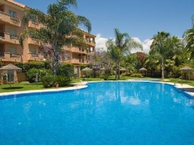 Apartamento con 3 dormitorios se vende en Marbella, Costa del Sol