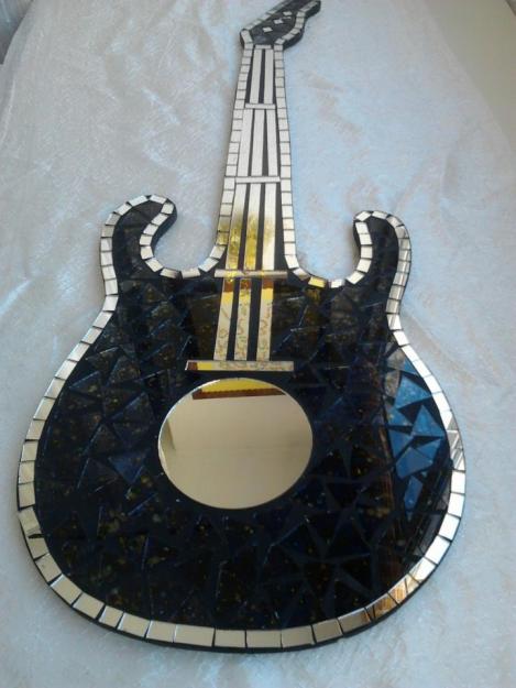 Guitarra mosaico de cristales de colores