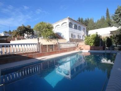 Chalet con 4 dormitorios se vende en Marbella, Costa del Sol