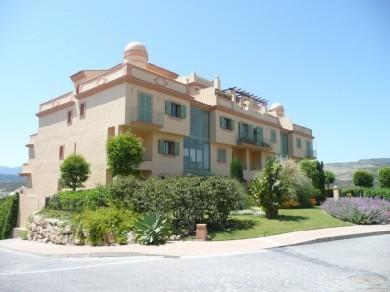 Apartamento con 4 dormitorios se vende en Benahavis, Costa del Sol