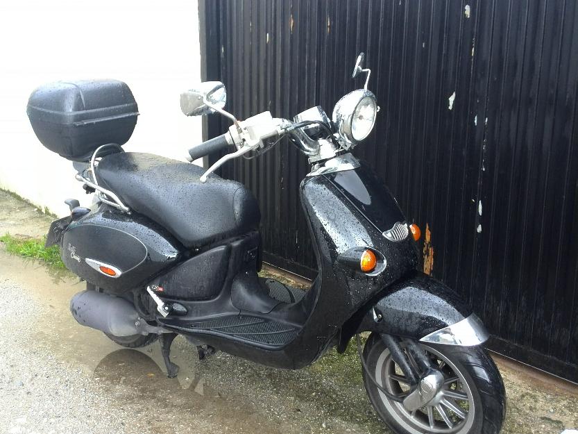 Se vende moto aprillia custon de 125cc con baúl porta cascos gratis!