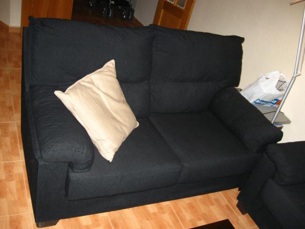 Sofa 3+2 muy amplio con poco más de un año. Regalo tele.