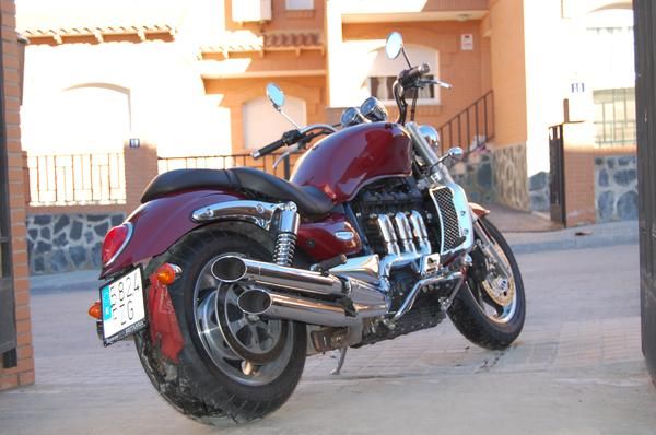 TRIUMPH ROCKET III- 2300 cc -color BURDEOS-