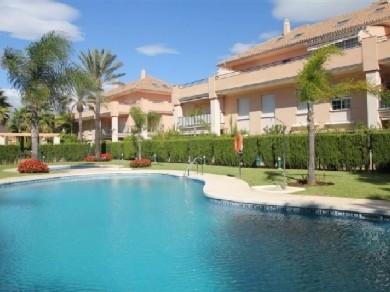 Apartamento con 2 dormitorios se vende en Marbella, Costa del Sol