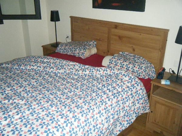 se vende cama, mesitas y lamparas