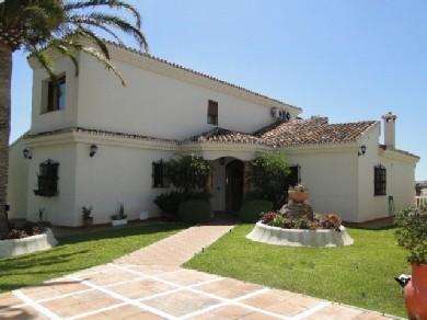 Chalet con 5 dormitorios se vende en Benalmadena Costa, Costa del Sol