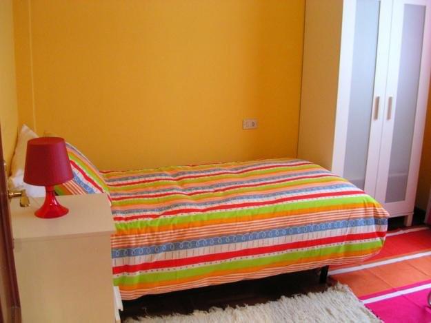 Se alquila habitacion a chica  / Room for rent to Erasmus girl Vigo