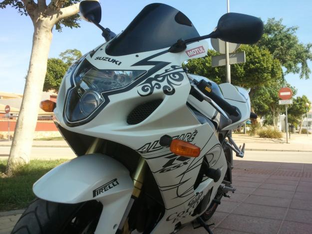 Vendo Suzuki GSXR 600 2005 por 2.950 euros