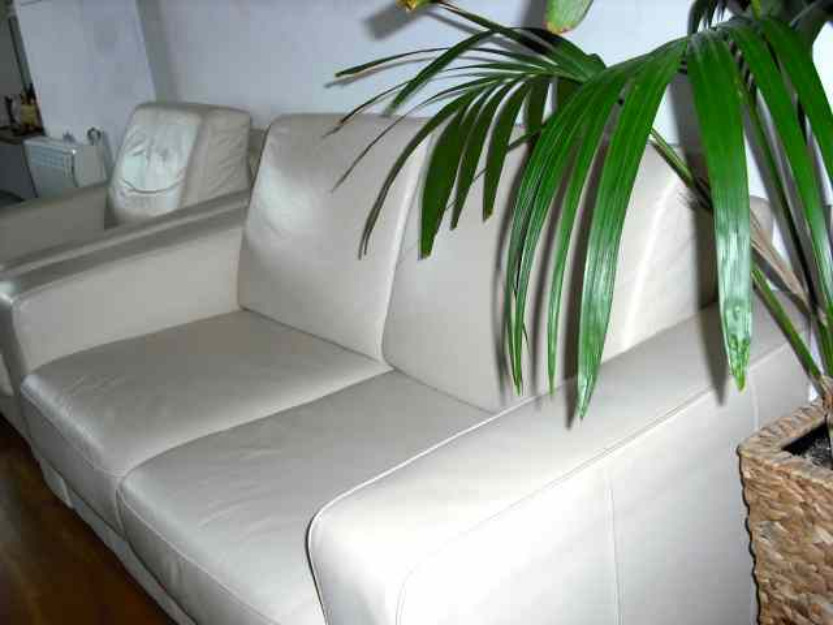 Sofá de piel beige + 2 sillones + reposapies + 2 mesas