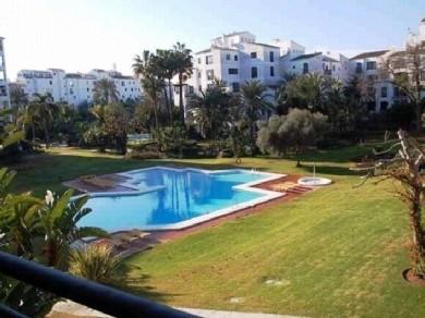 Apartamento con 2 dormitorios se vende en Marbella, Costa del Sol