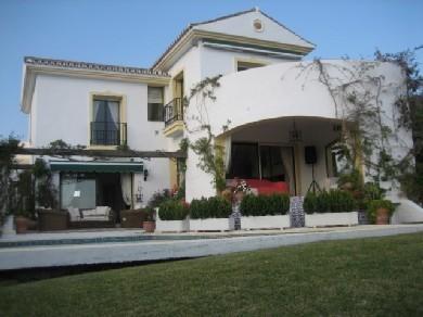 Chalet con 4 dormitorios se vende en Estepona, Costa del Sol