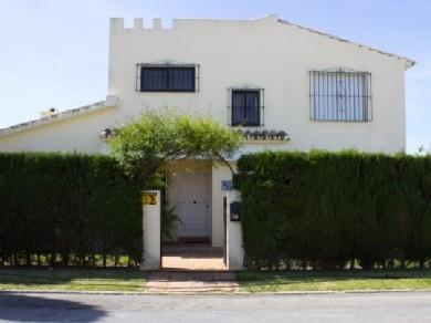 Chalet con 5 dormitorios se vende en Marbella, Costa del Sol